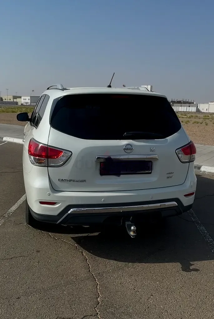 Nissan Pathfinder 3.5 AT (243 حصان)
