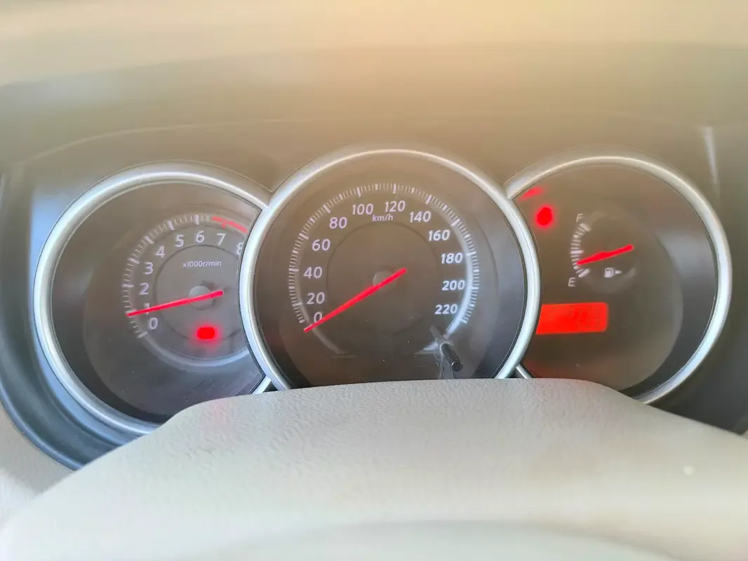 Nissan Tiida 1.6 AT (110 حصان) - 9