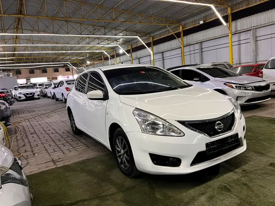 Nissan Tiida 1.6 CVT (117 hp)