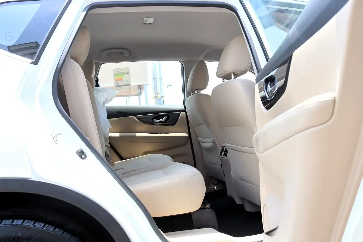 Nissan X-Trail 2.5 CVT 4WD (184 حصان) - 9