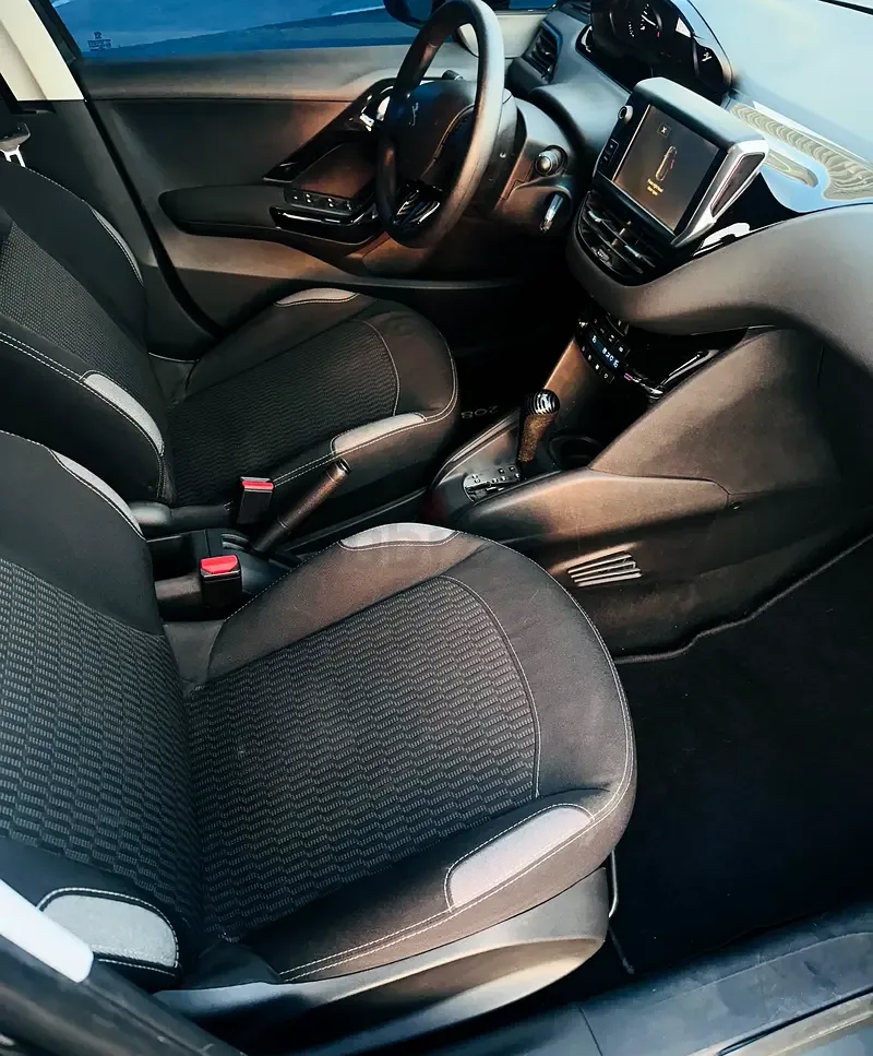 Peugeot 208 1.2 AT (110 حصان) - 10