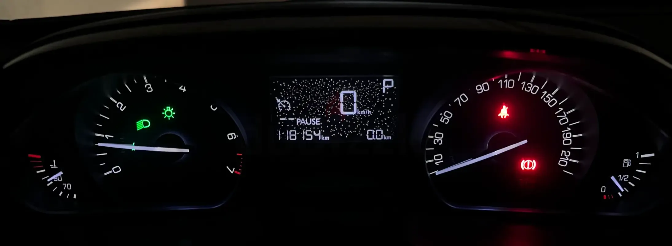Peugeot 208 1.2 AT (110 حصان) - 15