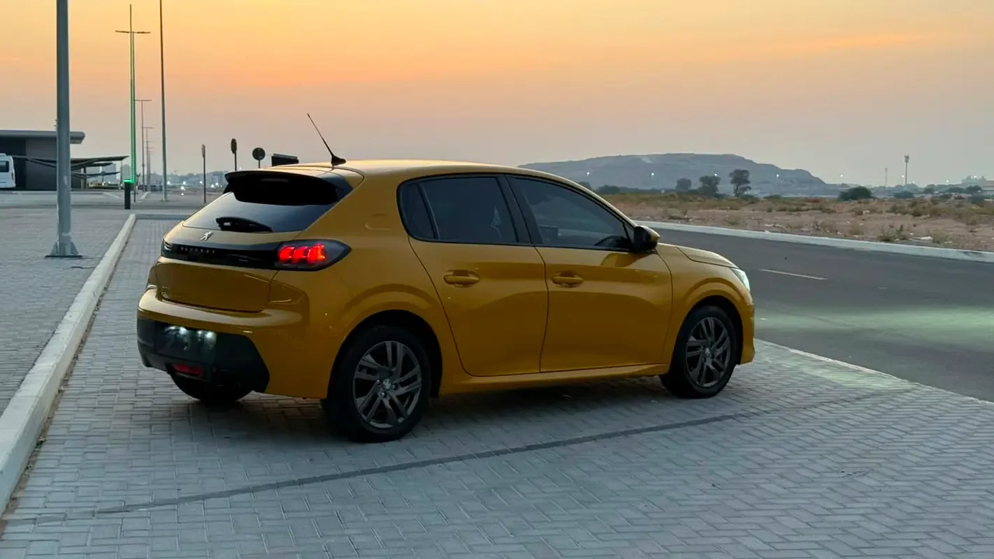 Peugeot 208 1.2 AT (130 حصان) - 10