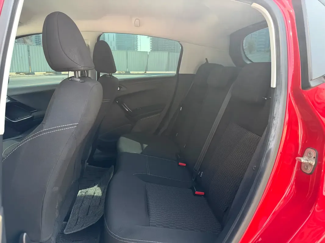 Peugeot 208 1.2 AT (130 حصان) - 11