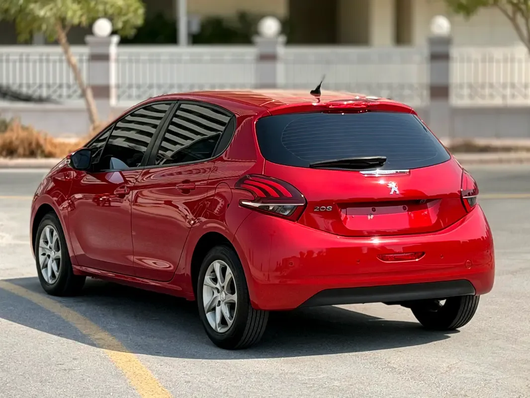 Peugeot 208 1.2 AT (130 حصان) - 12