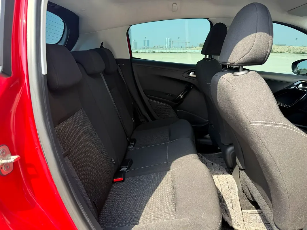 Peugeot 208 1.2 AT (130 حصان) - 10