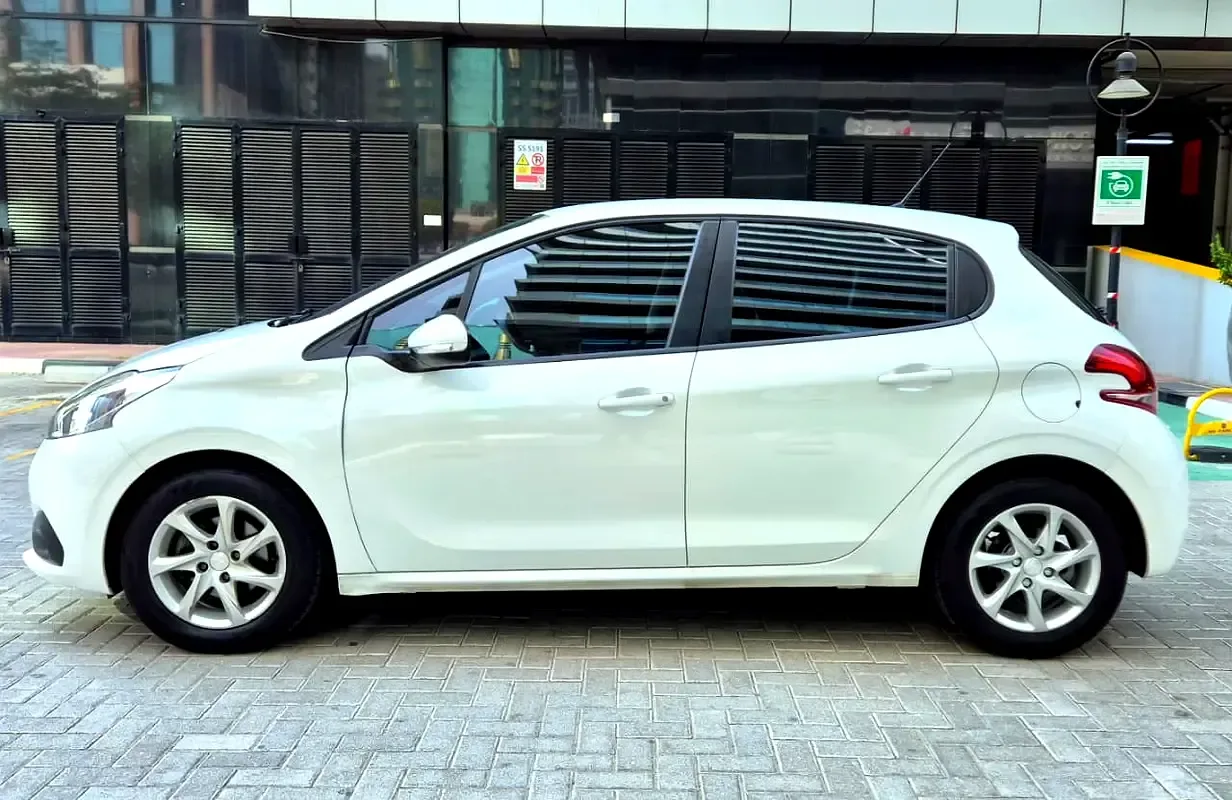 Peugeot 208 1.2 AT (130 حصان) - 10