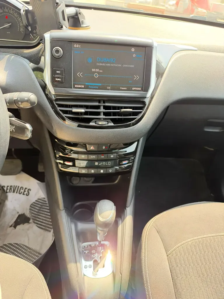 Peugeot 208 1.2 AT (130 حصان) - 16