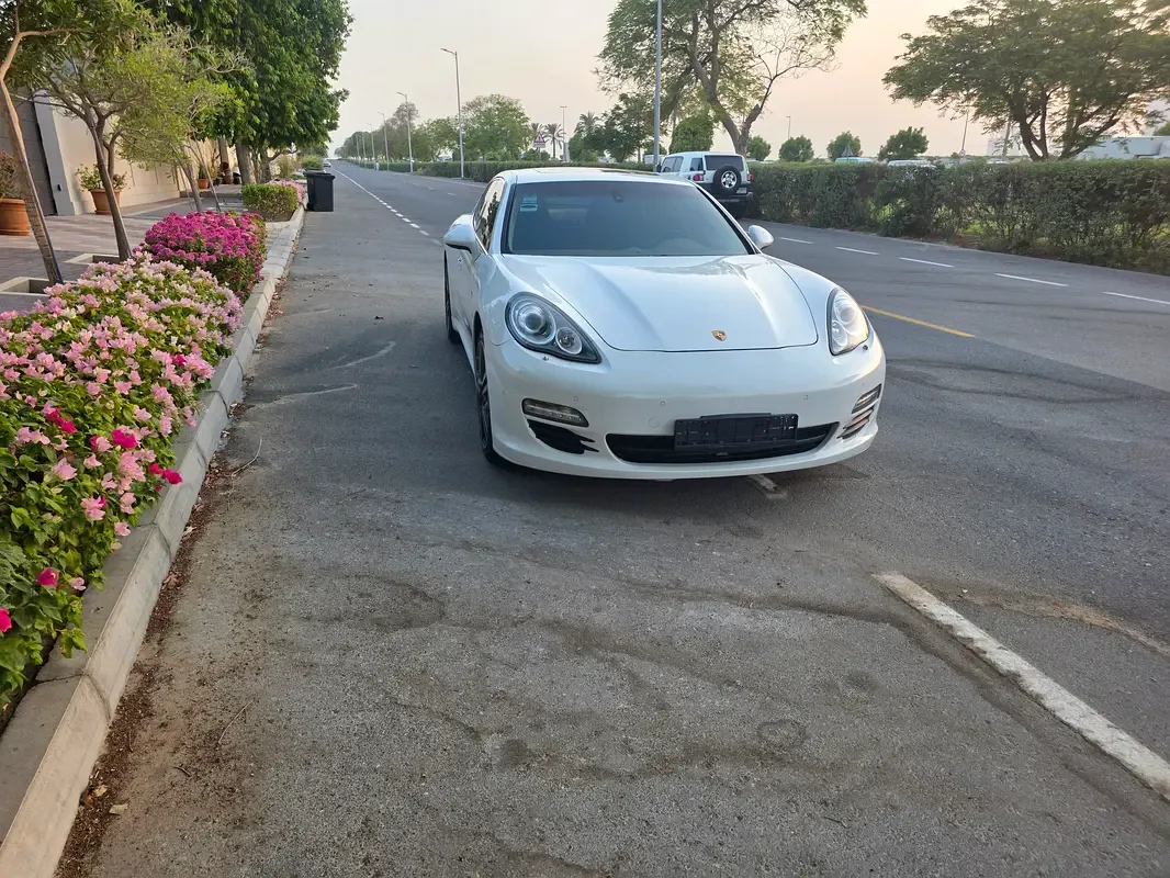 Porsche Panamera Turbo 4.8 PDK AWD (520 حصان) - 4