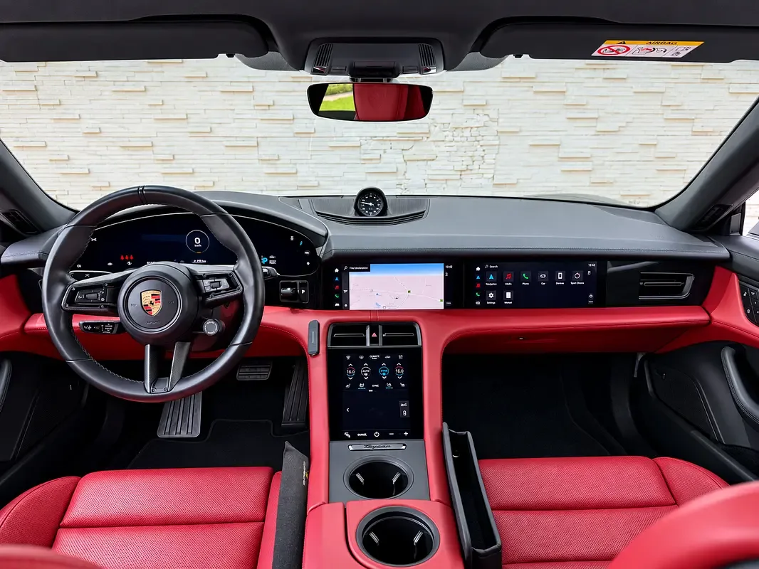 Porsche Taycan E AT AWD (884 hp) - 17