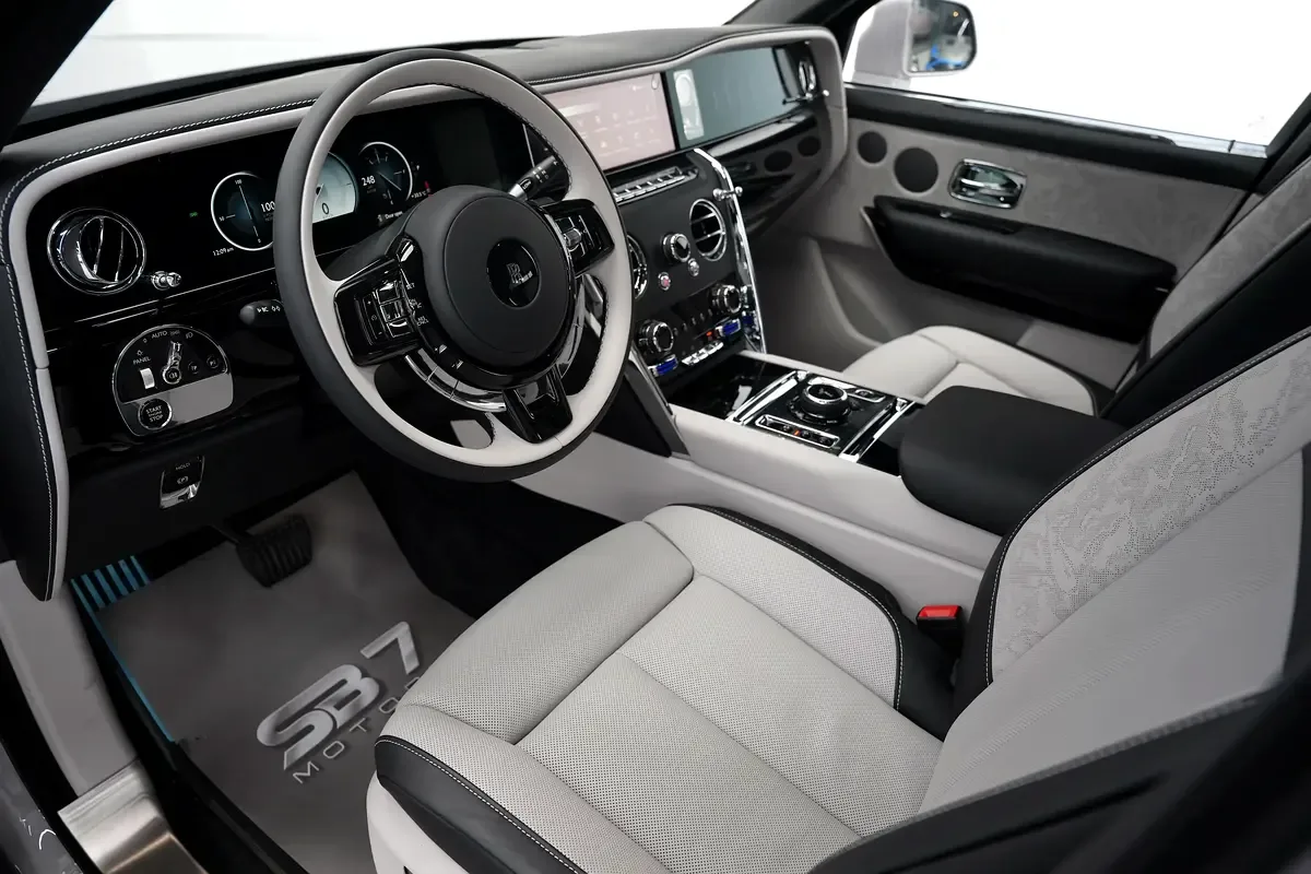 Rolls-Royce Cullinan 6.8 AT 4WD (571 hp) - 6