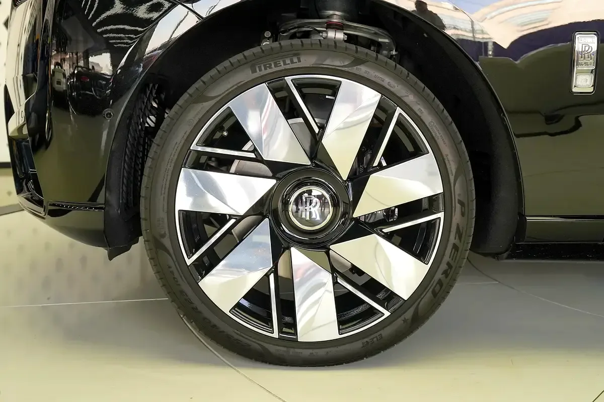 Rolls-Royce Cullinan 6.8 AT 4WD (571 حصان) - 6