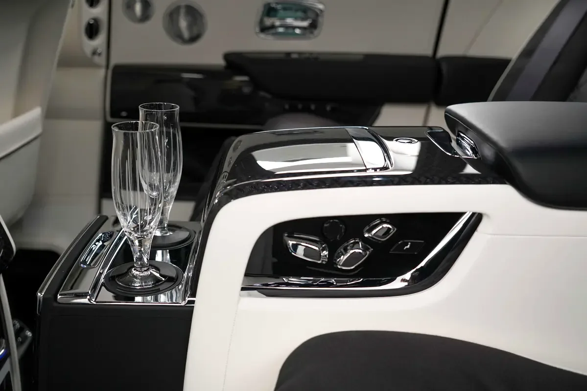 Rolls-Royce Cullinan 6.8 AT 4WD (571 hp) - 16