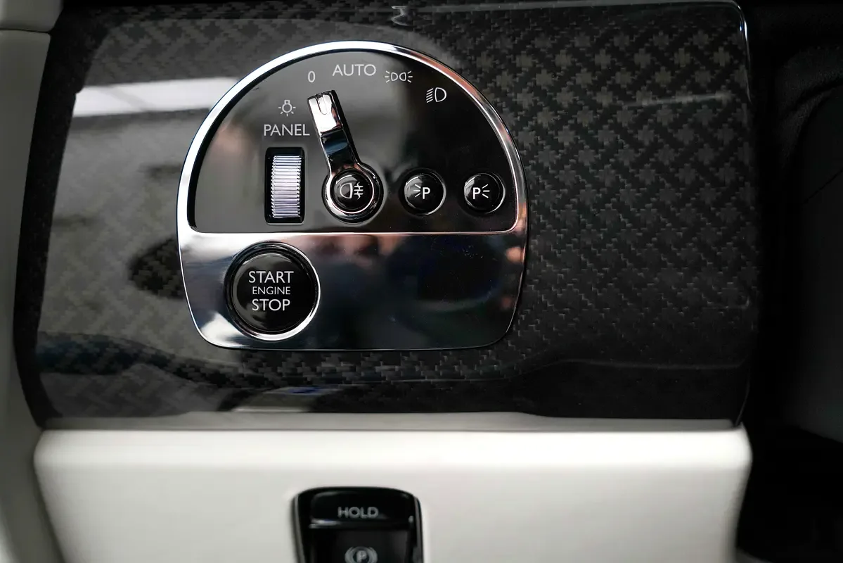 Rolls-Royce Cullinan 6.8 AT 4WD (571 hp) - 17