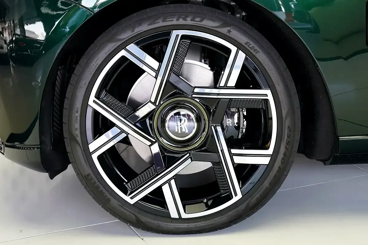 Rolls-Royce Cullinan 6.8 AT 4WD (600 حصان) - 6