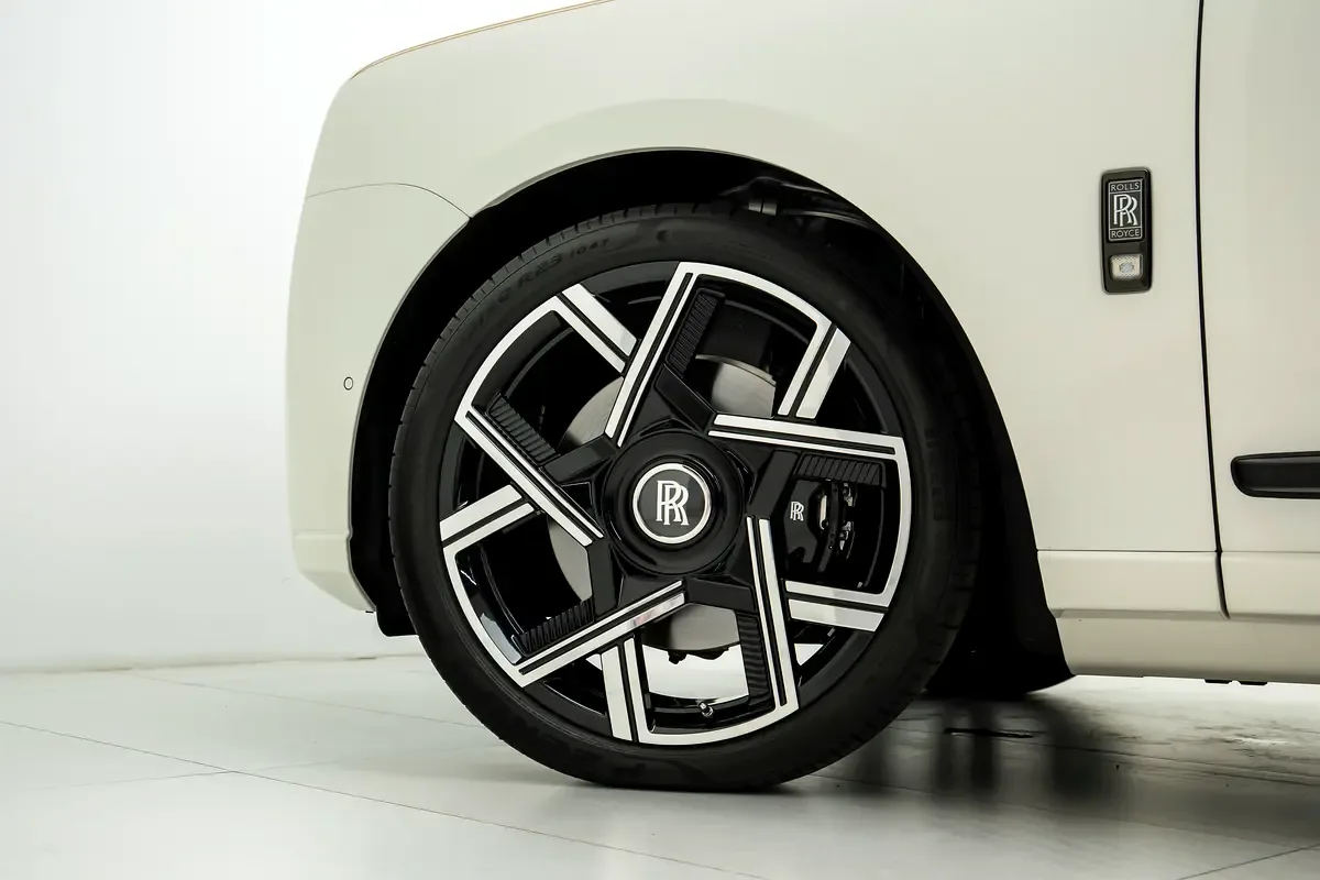 Rolls-Royce Cullinan 6.8 AT 4WD (600 حصان) - 6