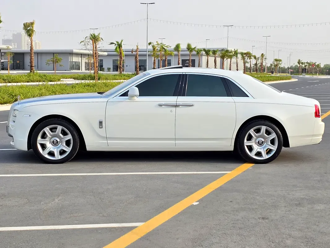 Rolls-Royce Ghost 6.6 AT RWD (570 حصان) - 6