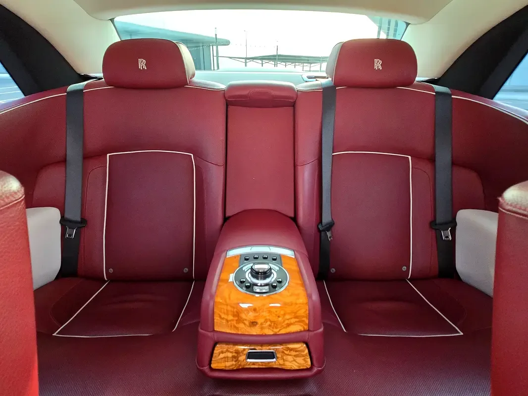 Rolls-Royce Ghost 6.6 AT RWD (570 حصان) - 19
