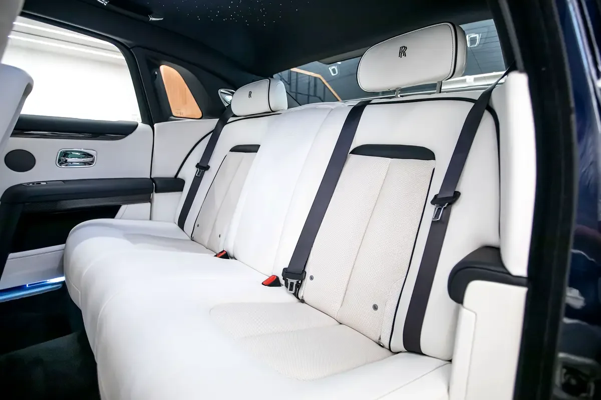 Rolls-Royce Ghost 6.8 AT AWD (571 hp) - 16