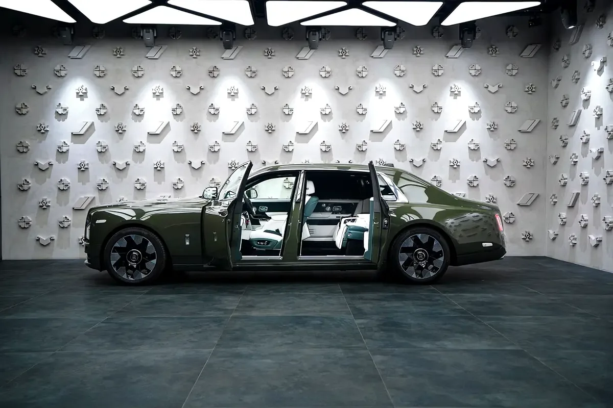 Rolls-Royce Phantom 6.7 AT EWB (571 حصان) - 2
