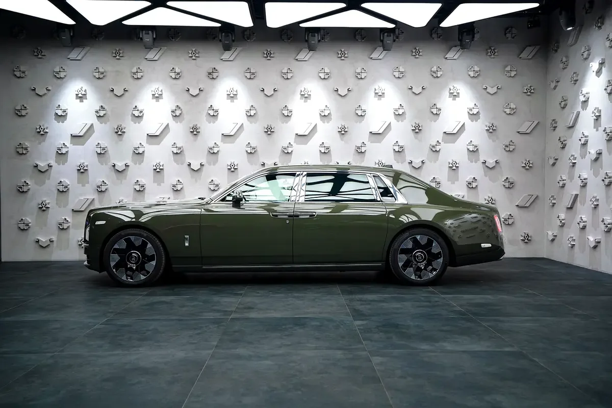 Rolls-Royce Phantom 6.7 AT EWB (571 حصان) - 6