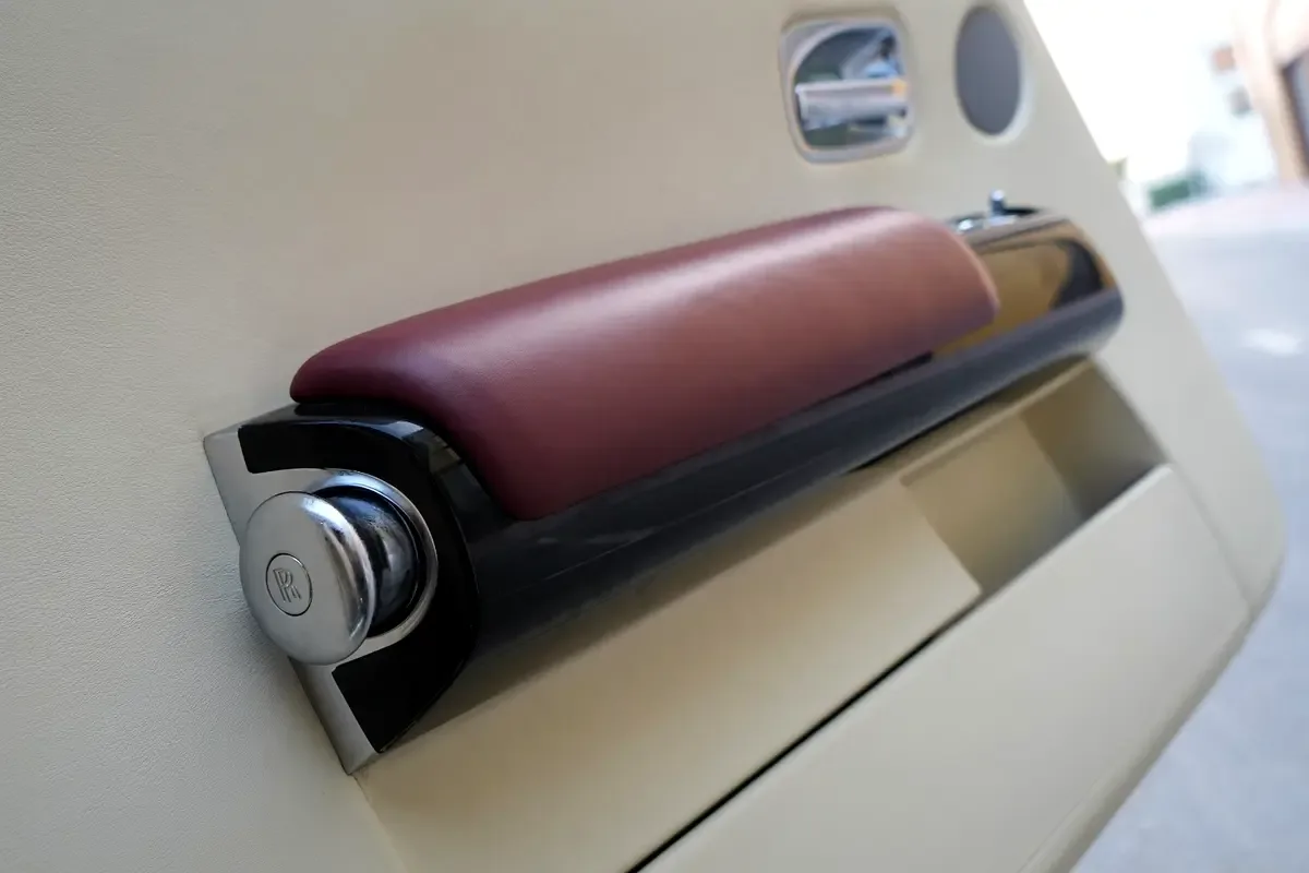 Rolls-Royce Phantom 6.8 AT (460 حصان) - 12
