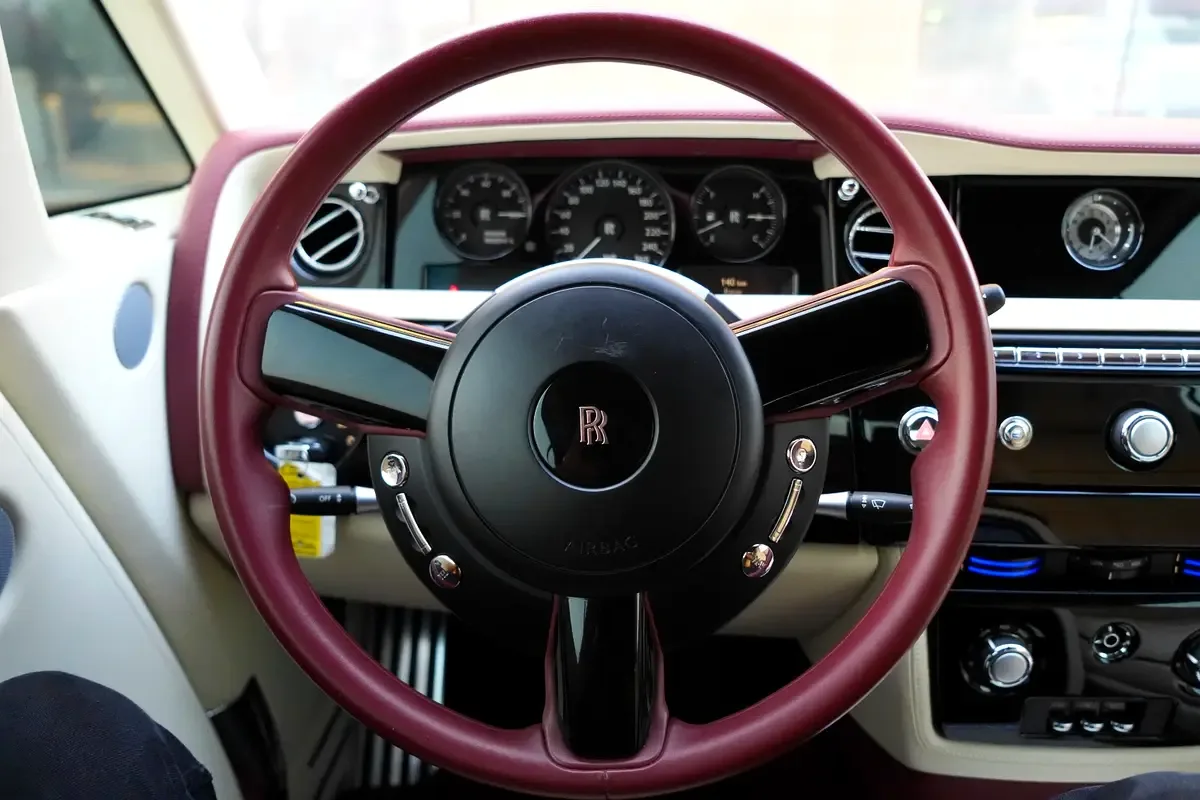 Rolls-Royce Phantom 6.8 AT (460 حصان) - 19