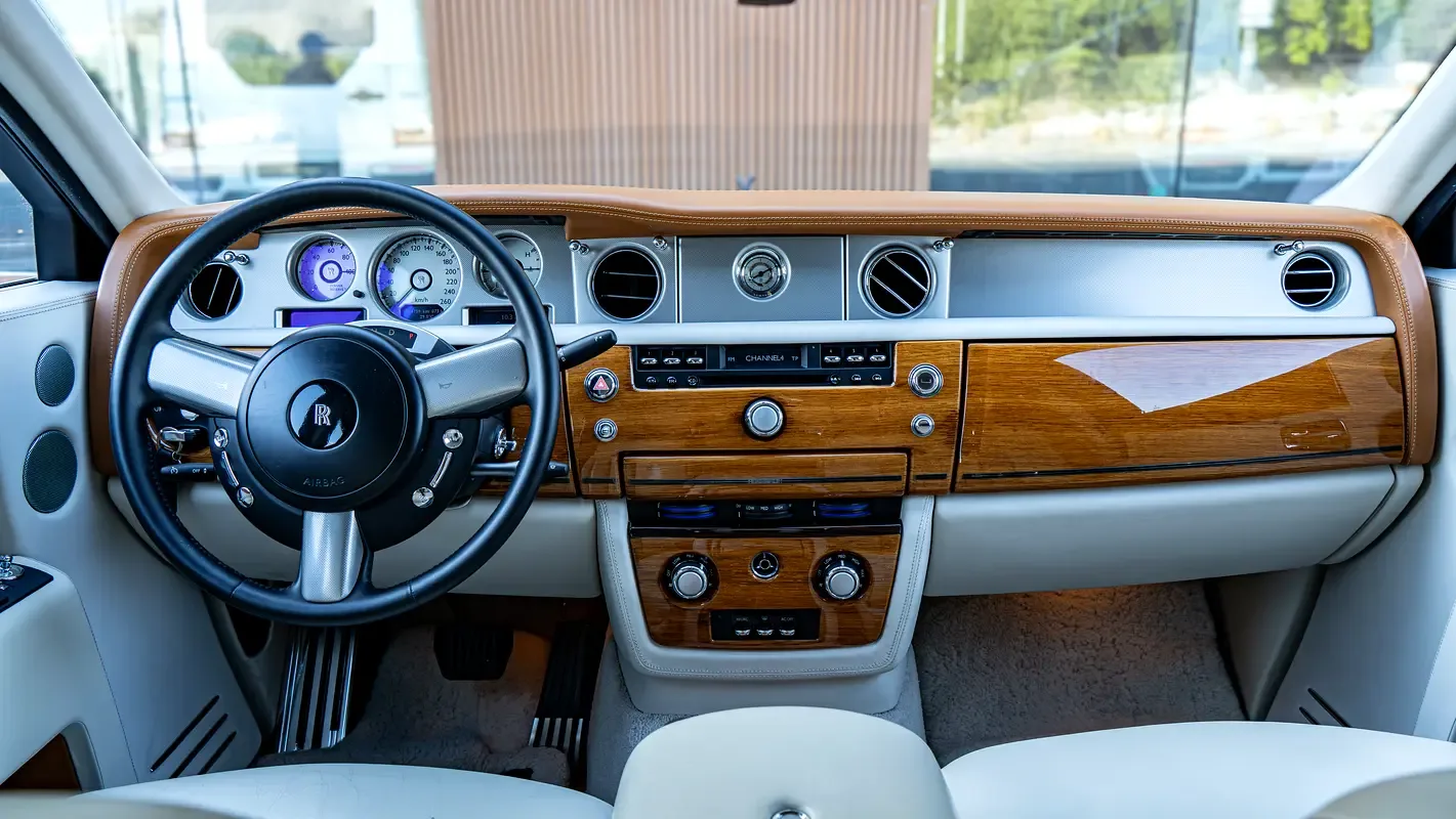 Rolls-Royce Phantom 6.8 AT RWD (460 hp) - 14