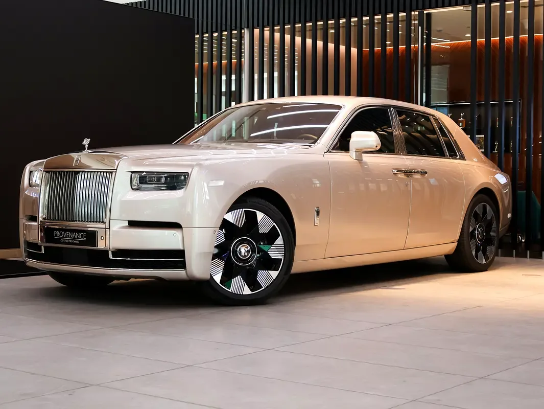Rolls-Royce Phantom 6.8 AT RWD (571 حصان)