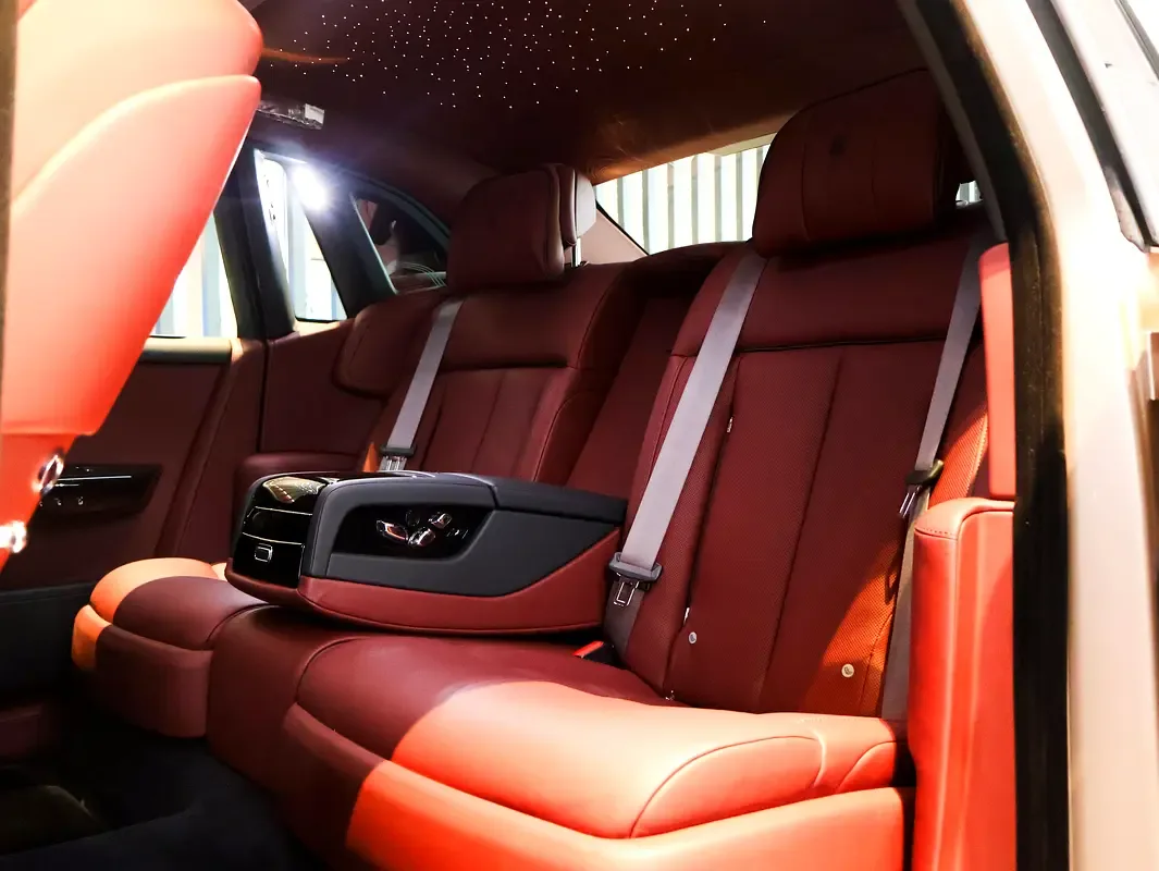 Rolls-Royce Phantom 6.8 AT RWD (571 حصان) - 6