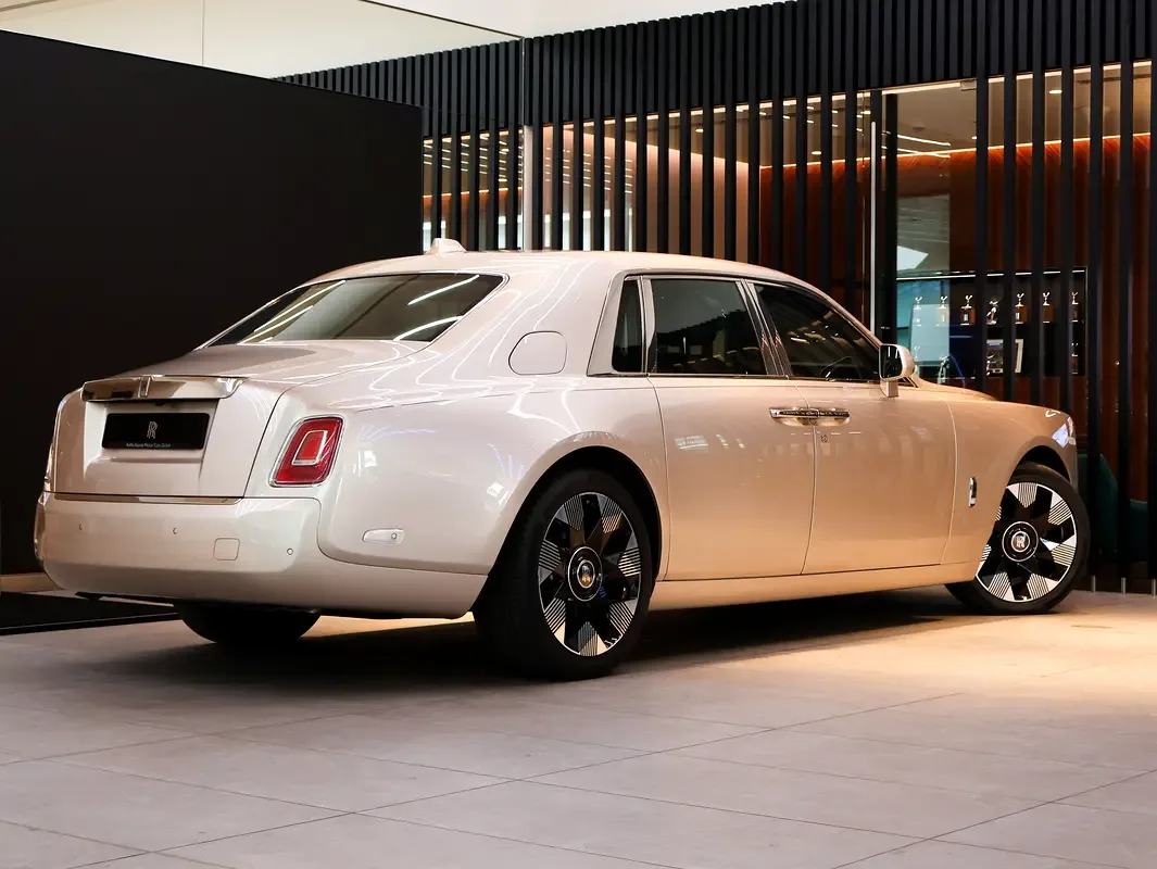 Rolls-Royce Phantom 6.8 AT RWD (571 حصان) - 9