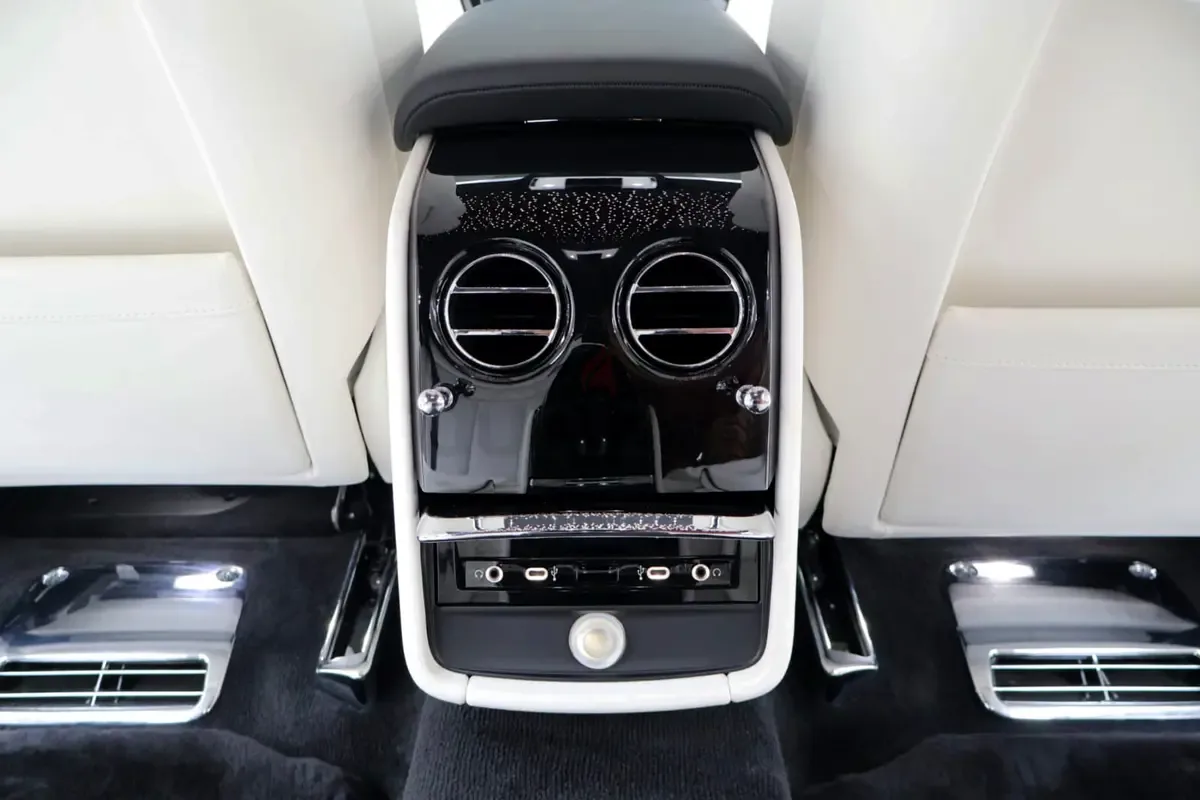 Rolls-Royce Phantom 6.8 AT RWD (571 حصان) - 16