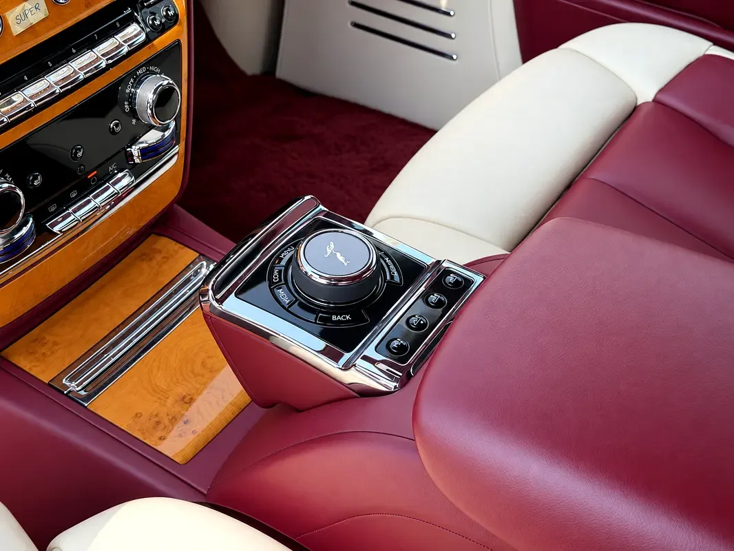 Rolls-Royce Phantom 6.8 AT RWD (571 hp) - 9