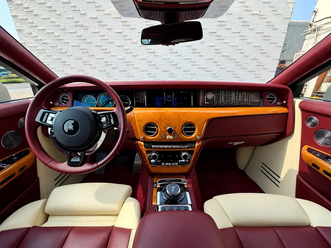 Rolls-Royce Phantom 6.8 AT RWD (571 hp) - 8