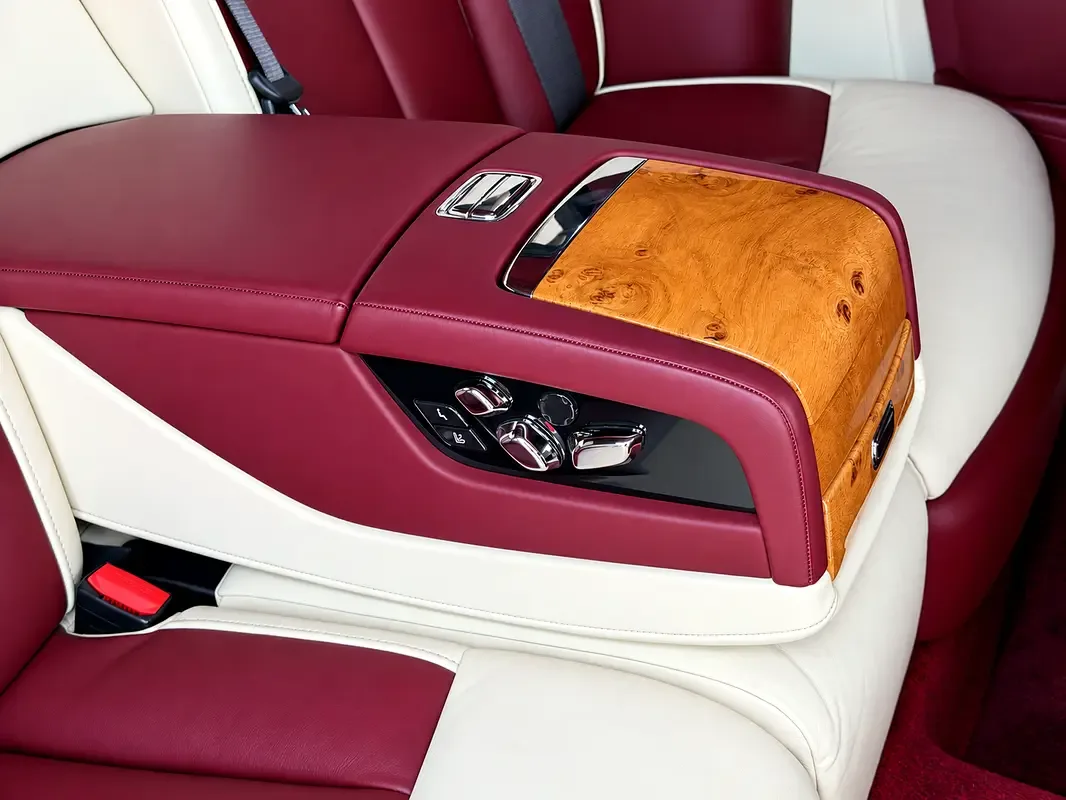 Rolls-Royce Phantom 6.8 AT RWD (571 hp) - 16