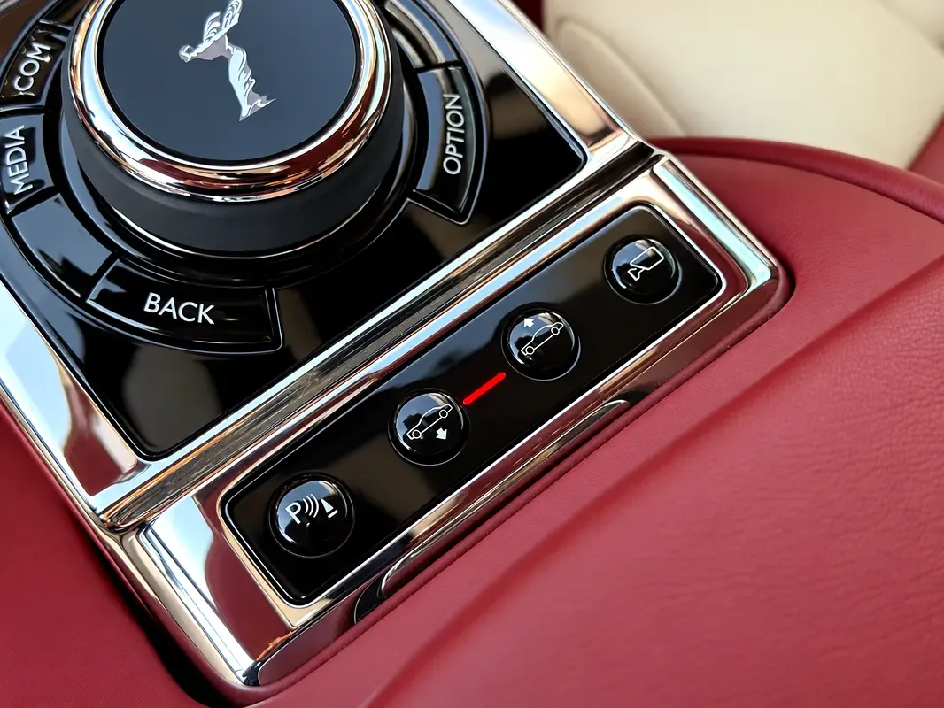 Rolls-Royce Phantom 6.8 AT RWD (571 hp) - 19