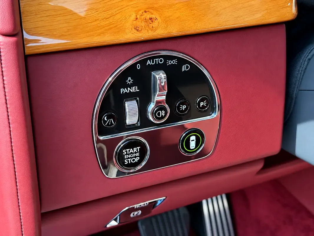 Rolls-Royce Phantom 6.8 AT RWD (571 hp) - 20