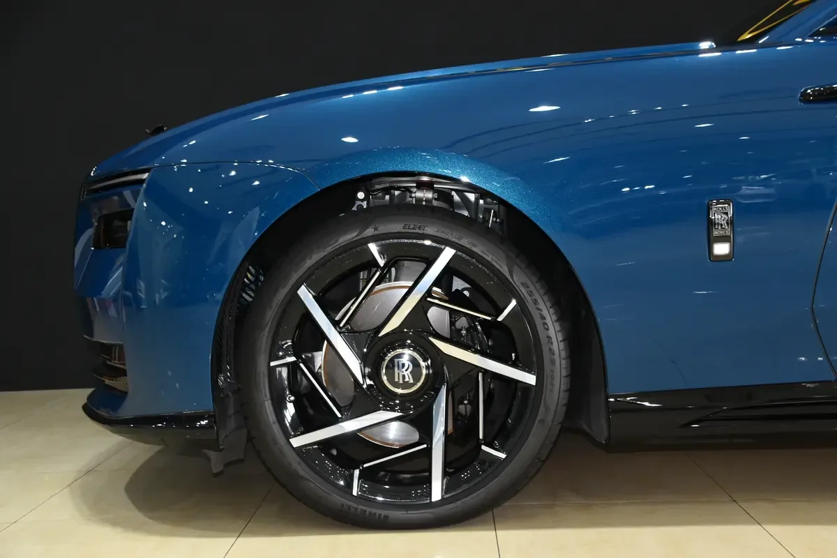 Rolls-Royce Spectre AT 4WD (585 hp) - 5