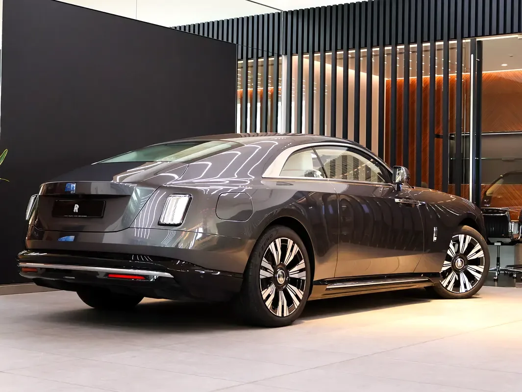 Rolls-Royce Spectre AT 4WD (585 حصان) - 9