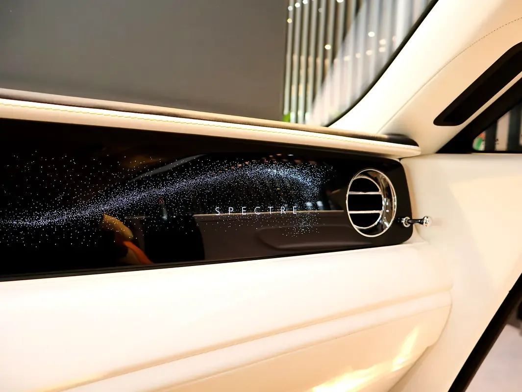 Rolls-Royce Spectre AT 4WD (585 حصان) - 8