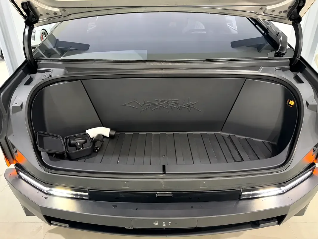 Tesla Cybertruck AT 4WD (845 حصان) - 18