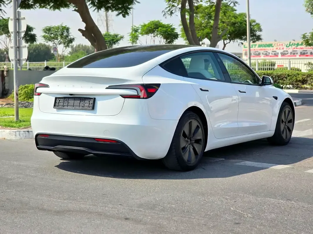 Tesla Model 3 AT (264 حصان) - 12