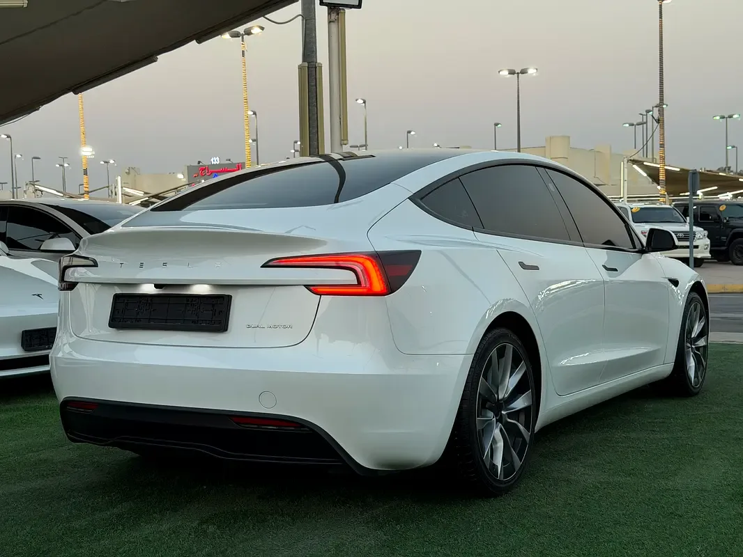 Tesla Model 3 AT 4WD (450 حصان) - 5