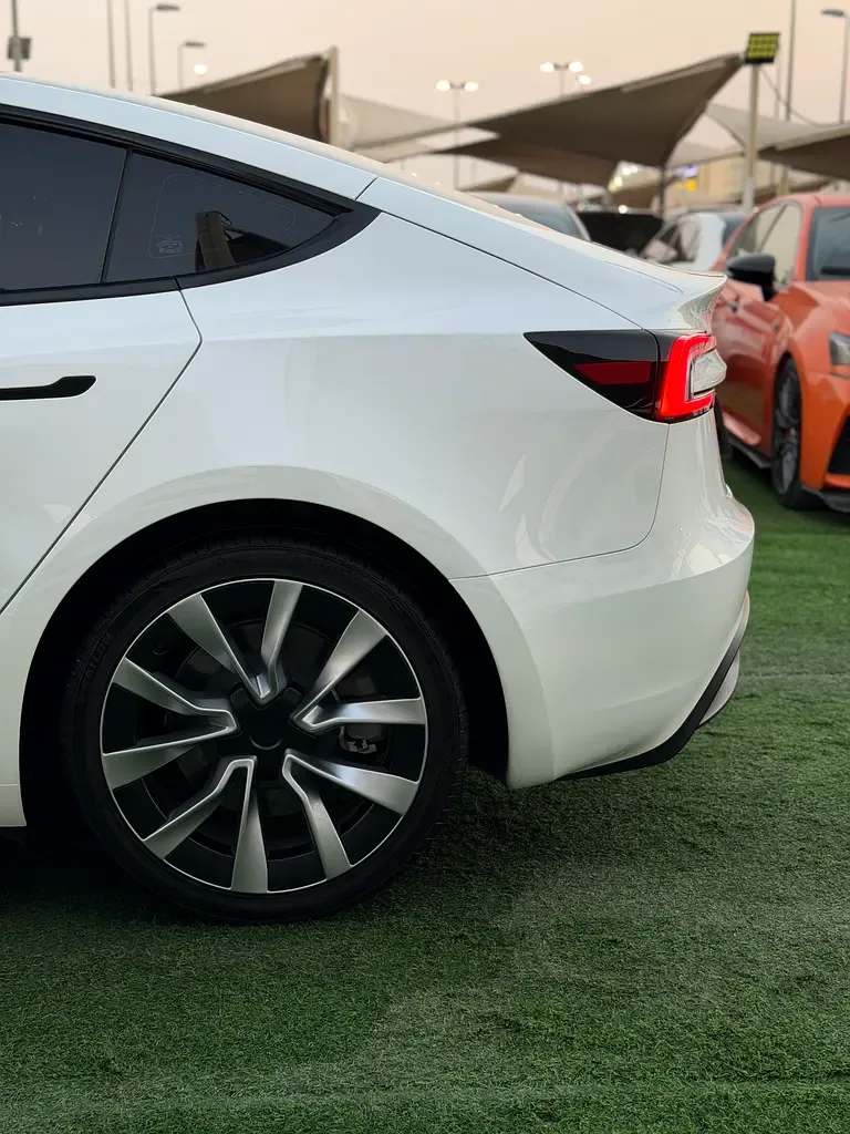 Tesla Model 3 AT 4WD (450 حصان) - 9