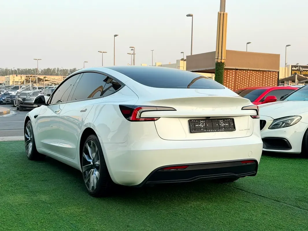 Tesla Model 3 AT 4WD (450 حصان) - 4