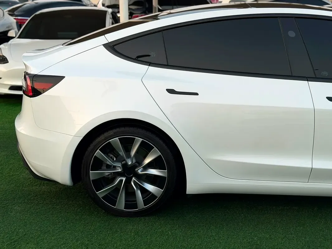 Tesla Model 3 AT 4WD (450 حصان) - 8