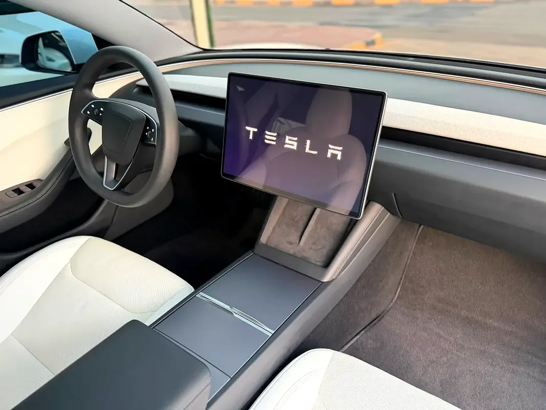Tesla Model 3 AT 4WD (450 حصان) - 12