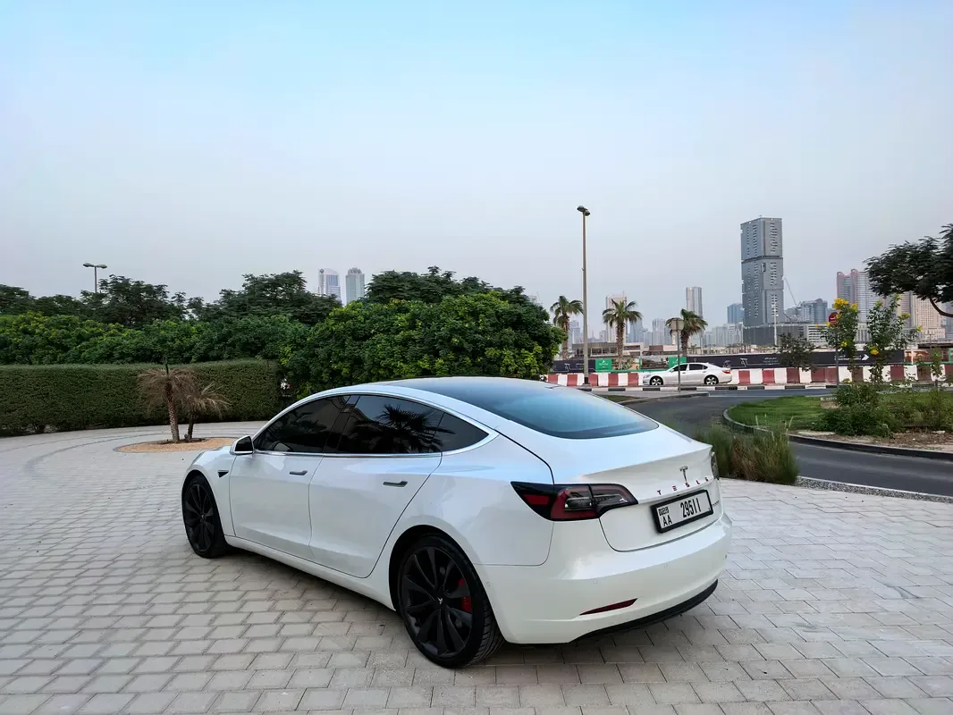 Tesla Model 3 AT AWD (346 حصان) - 11