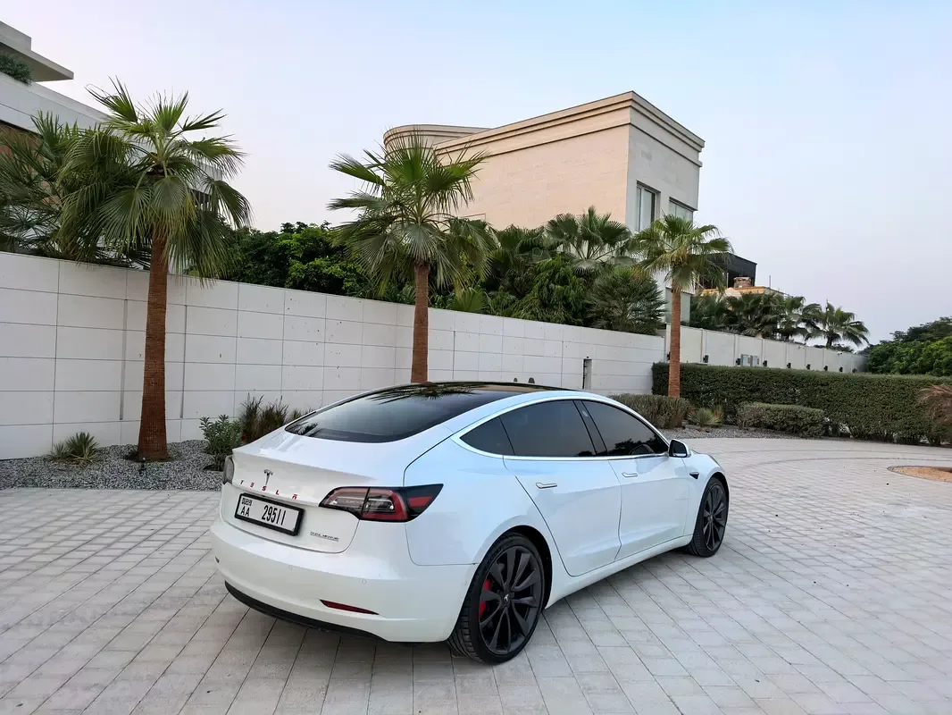 Tesla Model 3 AT AWD (346 حصان) - 13