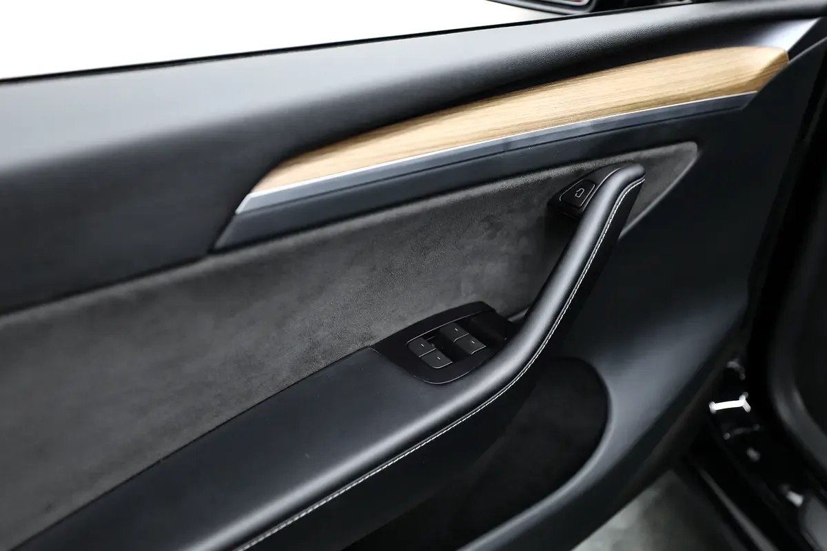 Tesla Model Y AT (299 حصان) - 9